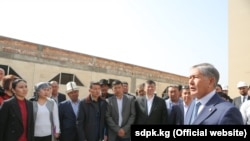 Алмазбек Атамбаев «7-апрель шейиттери» мечитинин алдында «апрелчилерди» кабыл алууда.