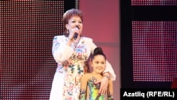 Хәния Фәрхи оныгы Әминә белән