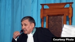 Сотко төрагалык кылып жаткан судья.