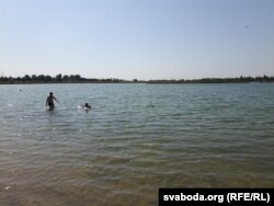 Дзяцей не ўтрымаць ля вады. Для іх абвесткі пра забарону купацца — ня ўказ