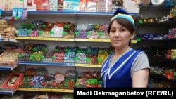 Назгуль, продавец в магазине кондитерских изделий на рынке в Астане. 8 августа 2016 года.