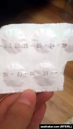 Türkmenistanyň döwlete degişli dermanhanasynda ýaramlylyk möhleti geçen dermanyň 9-njy aprelde düşürilen suraty