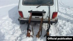 Gyrgyzystanda serhet zolagynda bikanun aw edýän awçylardan alnan ýaraglar. Bezeg suraty