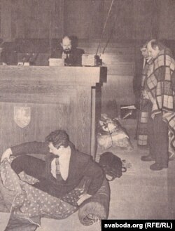 Дэпутаты прымяраюць спальнікі: Сяргей Навумчык, Алег Трусаў, Віталь Малашка і Лявон Баршчэўскі. Здымак з газэты «Свабода»