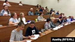 Казан университетында татар теле курсларына йөрүчеләр