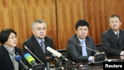 Члены Временного правительства Роза Отунбаева, Омурбек Текебаев, Темир Сариев и Исмаил Исаков. Бишкек. 8 апреля 2010 года.