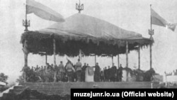 Архіўнае фота. Падпісаньне ўнівэрсалу пра стварэньне УНР