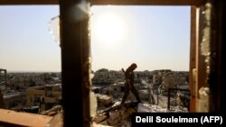 "Сириянын демократиялык күчтөрүнүн" жоокери.