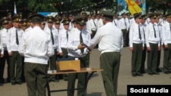 Сөнгатуллин Казан танк училищесын тәмамлаганда төшкән фотоны "Вконтакте"га куйган булган