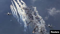 Два самолета Су-30 ВВС Венесуэлы на военном параде в честь 200-летия независимости Венесуэлы. Каракас, 19 апреля 2010 года