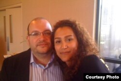 جیسون رضائیان و یگانه صالحی که در ایران در بازداشت به‌سر می‌برند.