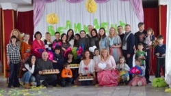 Наталя Воронкова (у першому ряду з сердечком в руках) з колегами-волонтерами