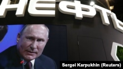 Президент Росії Володимир Путін на екрані стенду російської державної нафтової компанії «Роснефть» під час Петербурзького міжнародного економічного форуму (ПМЕФ). Росія, 25 травня 2018 року
