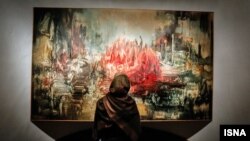 یکی از آثار ایران درودی بر دیوار نمایشگاهی در تهران