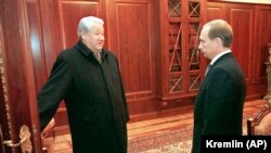 Барыс Ельцын перадае паўнамоцтвы прэзыдэнта РФ Ўладзіміру Пуціну, 31 сьнежня 1999