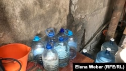 Запас воды, которую набирают жители села Сарытобе из скважины.