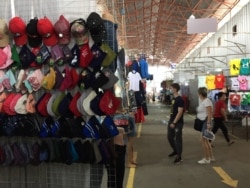 Покупателей на рынке немного.