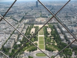 Вигляд з Ейфелевої вежі, яка була зачинена через вірус протягом найдовшого періоду з часу Другої світової війни