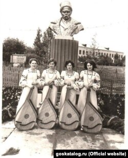 Жовтий Клин. Учасниці ансамблю бандуристок «Чарівниці» біля пам'ятника Тарасу Шевченку в селі Старий Хопер Балашовського району Саратовської області. 1978 рік
