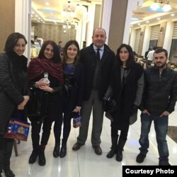 Василь Масхуля (праворуч) зі своїми одногрупницями та викладачем з Туреччини