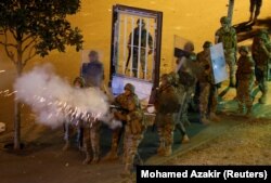 مردم لبنان که زیر بار فشارهای اقتصادی بودند، لایحه بودجه دولت را تاب نیاورده و دست به تظاهرات اعتراضی زدند.