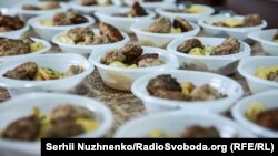 Щонайменше 40 порцій волонтери готують кожної неділі