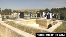 Похороны Рахима Масова на кладбище в Лучобе, 22 июня 2018 года