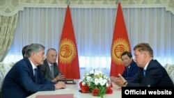 Президент Алмазбек Атамбаев менен "Газпром" компаниясынын жетекчиси Алексей Миллердин жолугушуусу. 28-август.