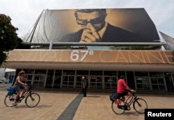 2014-cü ildə 67-ci Kann Film Festivalında Marcello Mastroianninin nəhəng portereti asılaraq xatirəsi yad edilmişdi.