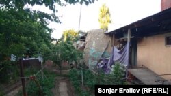 Байназаровдордун күйүп кеткен үйүнөн калган уранды. 29-май, 2019-жыл.