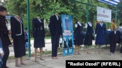 Либосҳои мактабӣ. Акс аз бойгонӣ.