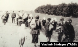 «Голодні селяни залишають села в пошуках їжі» (1933 рік) Александра Вінербергер, представлена на документально-художній виставці «Голодомор 1932–1933 років – геноцид Українського народу»