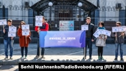 Ğayıp olğan qırımlılarnı desteklemek içün keçirilgen «Ervin qayda?» aktsiyası