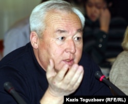 Председатель Союза журналистов Казахстана Сейтказы Матаев. Алматы, 5 декабря 2011 года.