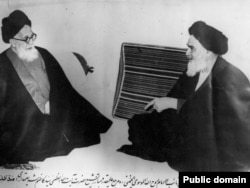 آیت‌الله شریعتمداری (چپ) در کنار آیت‌الله خمینی؛ حسن شریعتمداری می‌گوید: نزدیکان آیت‌الله خمینی نگران این بودند که نکند بعد از خمینی، آیت‌الله شریعتمداری که محبوبیت بسیار و پایگاه اجتماعی قوی دارد، هوس کند تا به جای آقای خمینی جانشین شود و این افراد جایی نداشته باشند.