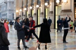 Туристи у масках, Мілан 23 лютого