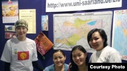 Профессор университета Саарланд Айсада Үчүгонова и кыргызские студенты данного вуза. Германия