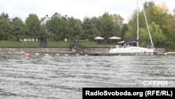 Паркан біля будинку на Трухановому острові майже впритул підходить до води