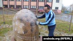 Аляксей Каплан адмывае ад фарбы помнік