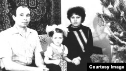 Тамара Рейсиг (в центре) со своими родителями в Казахстане. 1988 год.