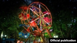 Панфилов паркындагы аттракциондордун бири. Сүрөттүн жаңылыкка тиешеси жок.