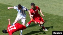 Лаҳзае аз бозии Аргентинаву Эрон