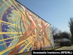 Мозаїка на фасаді Інституту ядерних досліджень НАН України у Києві