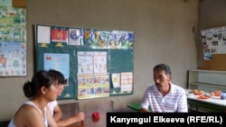 Таалай Жакыпов "Балдарды коргоо борборуна" келген өспүрүмдөр менен. Июнь, 2011-жыл.