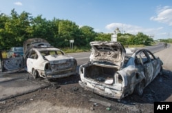 Згорілі автомобілі на місці стрілянини в Мукачеві. 11 липня 2015 року
