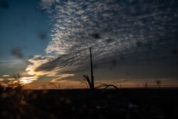 Спалена артобстрілами посадка по дорозі з Водяного до Маріуполя через війкно армійського позашляховика