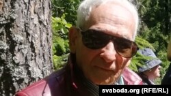 Арон Бельскі на месцы партызанскага лягеру, 2019 год