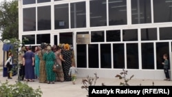 Türkmenistanda döwlet dükanlarynda ýeňillendirlen bahadan satylýan azyk önümleriniň hili köplenç pes bolsa-da, maddy ýagdaýy gowşak bolan ilat köpçüligi şeýle harytlara garaşly bolýar.