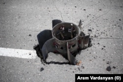 Хвостовик великої ракети, що застряг у дорозі в Степанакерті