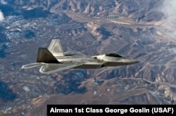 Air Force F-22 Raptor у небі над Невадою. США